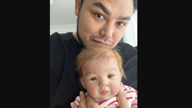 Potret Ivan Gunawan dan 'anaknya'. (Instagram/@ivan_gunawan)