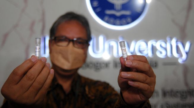 Peneliti IPB Joko Pamungkas menunjukkan inovasi enzim untuk deteksi virus COVID-19 di Rektorat Andi Hakim Nasution, IPB University, Kabupaten Bogor, Jawa Barat, Selasa (21/12/2021). . ANTARA FOTO/Arif Firmansyah