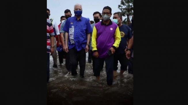 Unggah Video saat Melihat Langsung Korban Banjir, PM Malaysia Malah Dapat Cibiran