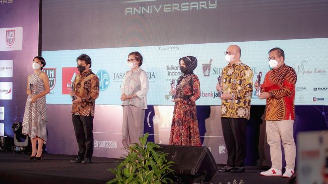le dr Ayu Widyaningrum (troisième à partir de la droite) a reçu les prix Obsession 2021 pour la catégorie Professionnalisme. [dokumentasi pribadi]