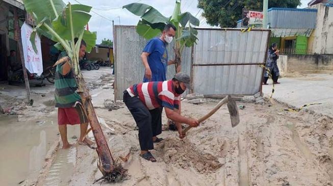 Jalan Rusak Akibat Proyek IPAL, Warga Pekanbaru Protes Tanam Pisang