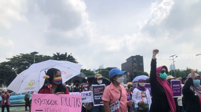 Puluhan wanita berdemo sahkan RUU TPKS di gedung DPR RI. (Suara.com/Ria Rizki)