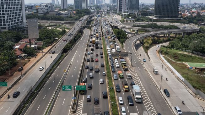 Foto udara kendaraan melintas di ruas Jalan Tol Lingkar Luar Pondok Pinang - Jagorawi, Jakarta Selatan, Rabu (22/12/2021).  ANTARA FOTO/Galih Pradipta