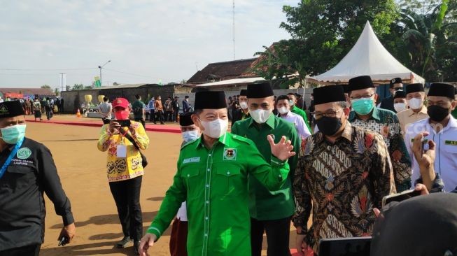 Ketum PPP Suharso Monoarfa bersama rombongan tiba di lokasi Muktamar NU ke-34 di Lampung, Rabu (22/12/2021). (Suara.com/Bagaskara)