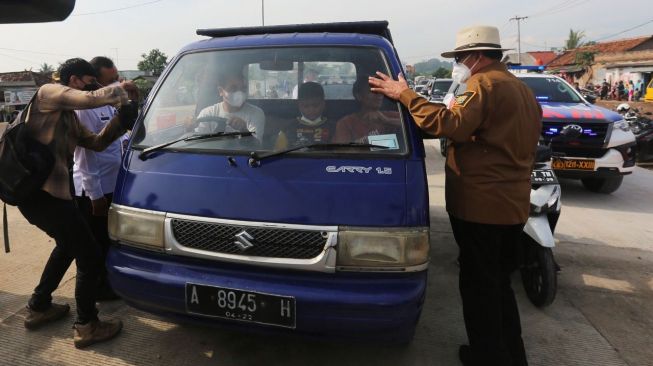 Gubernur Banten meminta tanggapan warga yang melintas di Jembatan Bogeg, Rabu (22/12/2021). [IST]