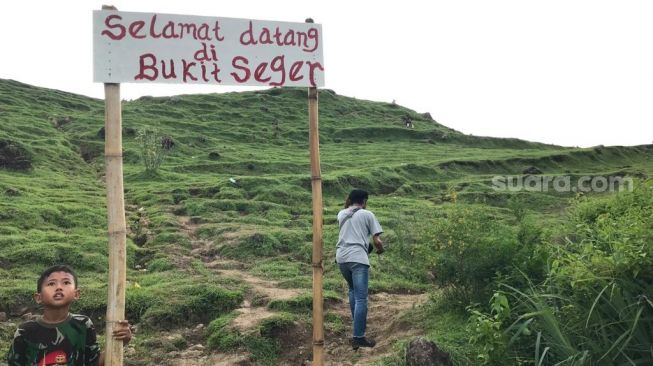 Pantai Seger terletak di wilayah Lombok Tengah bagian selatan dan telah menjadi destinasi wisata favorit di dekat Sirkuit Mandalika. [Suara.com / Lalu Muhammad Helmi Akbar]