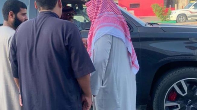 Pangeran arab hadiahkan mobil baru kepada pria yang mobilnya mogok di jalan.(gulfnews)