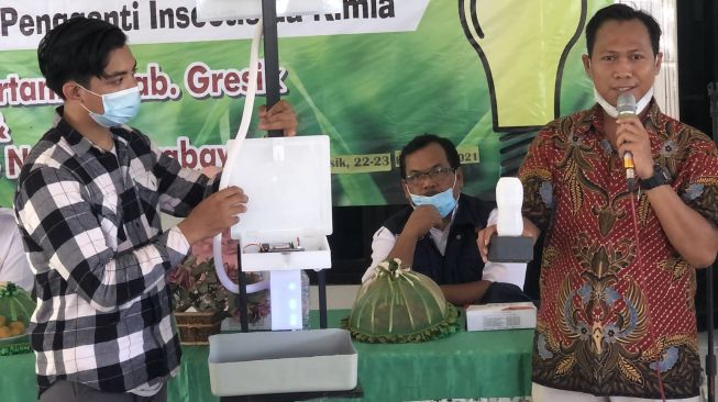 Bantu Petani Gresik, Kampus Pens Ciptakan Alat Pengusir Hama Serangga