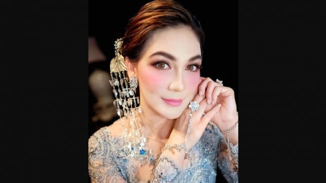 Luna Maya pakai gaun pengantin. (Instagram/@victoria_makeupatelier)