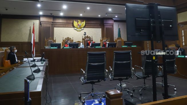 Suasana jalannya sidang Musisi I Gede Ari Astina tau Jerinx SID yang digelar secara virtual di Pengadilan Negeri Jakarta Pusat, Rabu (22/12/2021). [Suara.com/Alfian Winanto]