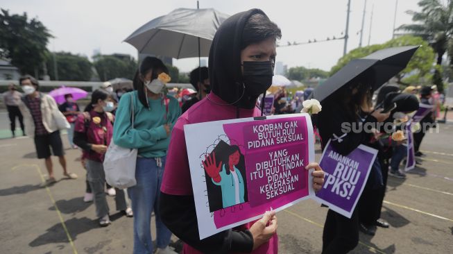 Massa yang tergabung dalam Jaringan Pembela Hak Perempuan Korban Kekerasan Seksual melakukan aksi unjuk rasa di depan Gedung DPR, Jakarta, Rabu (22/12/2021). [Suara.com/Angga Budhiyanto]