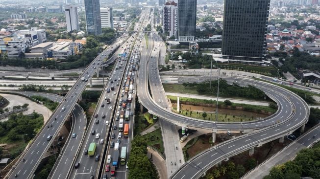 Foto udara kendaraan melintas di ruas Jalan Tol Lingkar Luar Pondok Pinang - Jagorawi, Jakarta Selatan, Rabu (22/12/2021).  ANTARA FOTO/Galih Pradipta