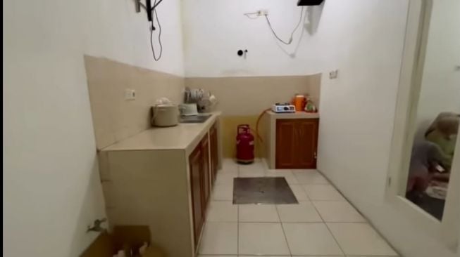 Ruang dapur di rumah baru Gala Sky Andriansyah. [YouTube]