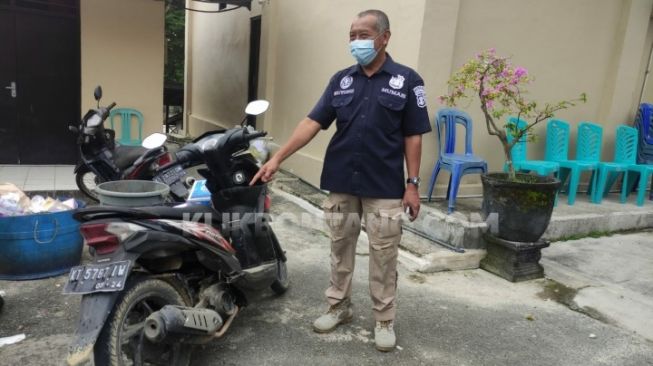 Asik Jalan-jalan di Pantai Berbas, Pelaku Pembawa Lari Motor Kasir Pet Shop Ditangkap