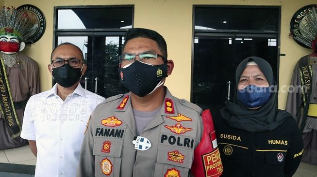 Wakapolres Metro Jakarta Timur AKBP Ahmad Fanani memberikan keterangan kepada wartawan terkait kasus penyerangan kantor ekspedisi Anteraja, Rabu (22/12/2021). [Suara.com/Yaumal Asri Adi Hutasuhut]
