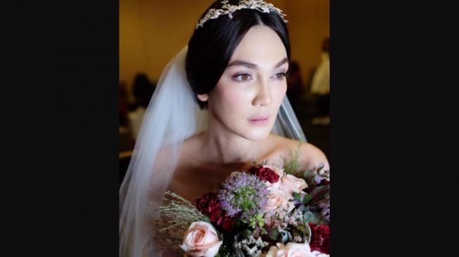 Luna Maya pakai gaun pengantin. (Instagram/@victoria_makeupatelier)