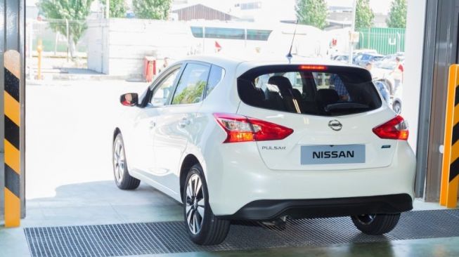 Nissan C13 Pulsar meluncur dari pabrik Nissan Barcelona [Nissan Official via ANTARA].