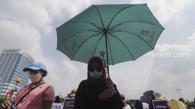 Massa yang tergabung dalam Jaringan Pembela Hak Perempuan Korban Kekerasan Seksual melakukan aksi unjuk rasa di depan Gedung DPR, Jakarta, Rabu (22/12/2021). [Suara.com/Angga Budhiyanto]