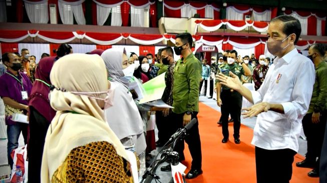 Kala Jokowi Kembali Bagi-bagi Sepeda, Warga Ditanya Soal Pancasila Hingga Prokes