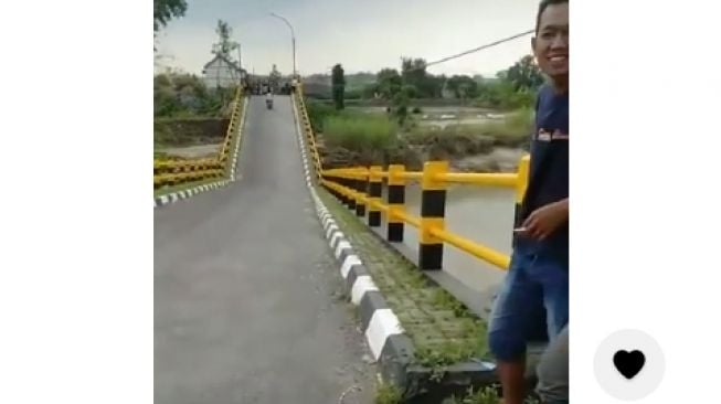 Jembatan Kacangan di Gresik Putus, Warganet: Seperti Irisan Kue