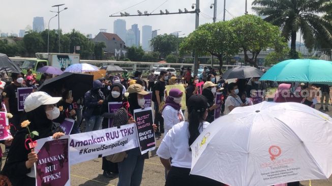 Aksi Kawal RUU TPKS sampai Sah, Puluhan Wanita Geruduk Gedung DPR RI