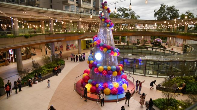 Pengunjung mengamati pohon Natal setinggi 12 meter di salah satu pusat perbelanjaan di Medan,� Sumatera Utara, Selasa (21/12/2021).  ANTARA FOTO/Fransisco Carolio
