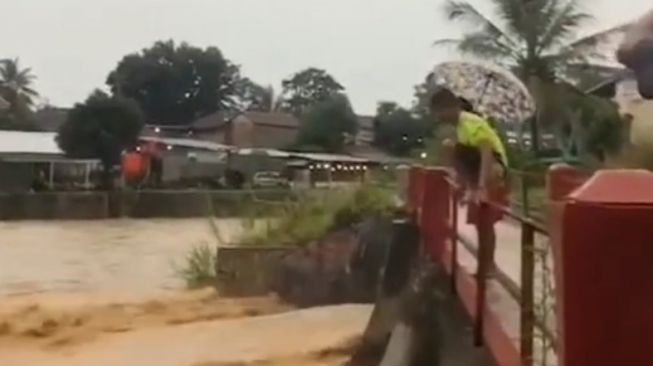 Bocah nekat ceburkan diri ke arus sungai deras.[Tangkapan layar]