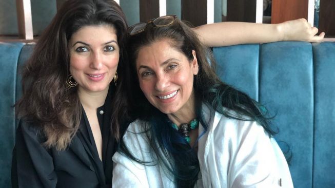 Twinkle Khanna dan Dimple Kapadia. [Instagram]