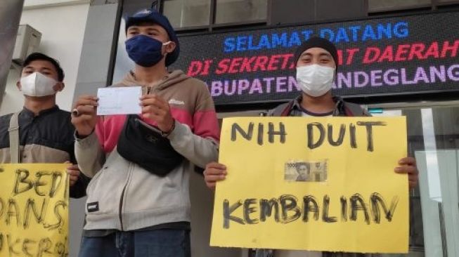 Tamparan Keras untuk Dispora Pandeglang, Warga Serahkan Uang Seribu ke Pemkab Pandeglang