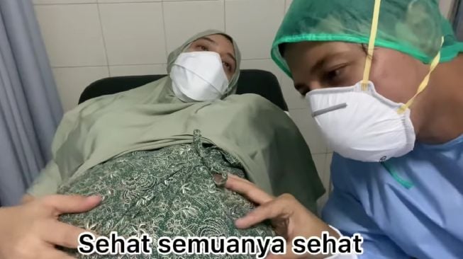 Potret Fairuz A Rafiq Hamil Hingga Melahirkan. (YouTube/SonFai Family)