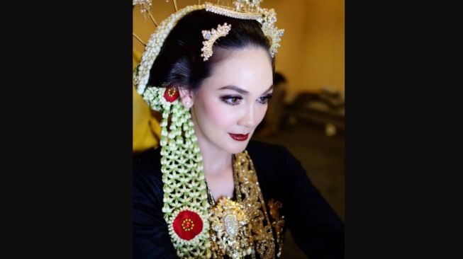 Luna Maya pakai gaun pengantin. (Instagram/@victoria_makeupatelier)