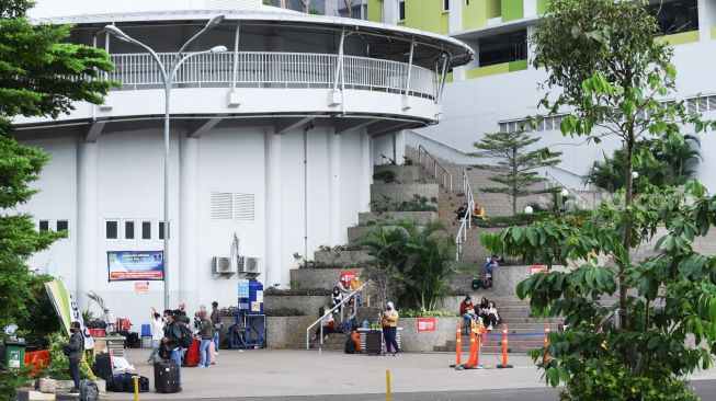 Warga usai menjalani karantina kesehatan di Rumah Susun Pasar Rumput, Jakarta Selatan, Rabu (22/12/2021). [Suara.com/Alfian Winanto]