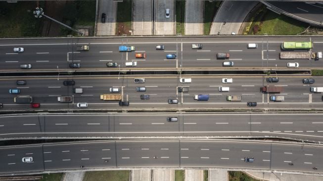 Foto udara kendaraan melintas di ruas Jalan Tol Lingkar Luar Pondok Pinang - Jagorawi, Jakarta Selatan, Rabu (22/12/2021).  ANTARA FOTO/Galih Pradipta