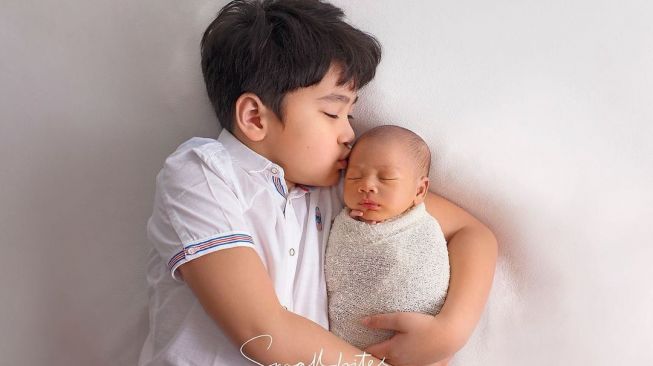 Rafathar dan Rayyanza Malik Ahmad. [Instagram/raffinagita1717]