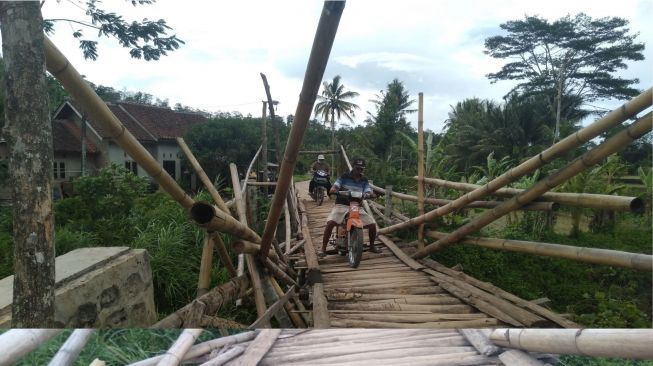 Jembatan Kayu di Pekon Kedaung Pringsewu Mulai Lapuk, Warga Khawatir saat Melintas