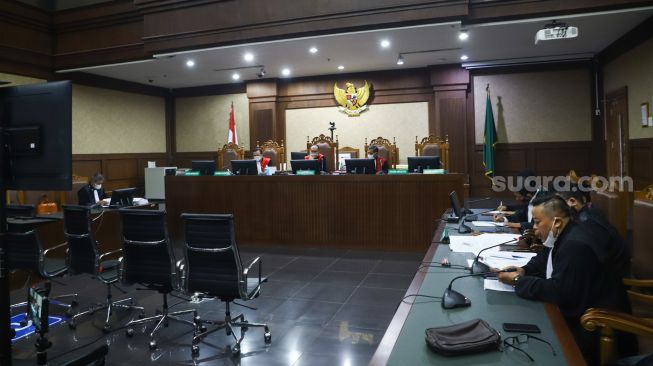 Suasana jalannya sidang Musisi I Gede Ari Astina tau Jerinx SID yang digelar secara virtual di Pengadilan Negeri Jakarta Pusat, Rabu (22/12/2021). [Suara.com/Alfian Winanto]