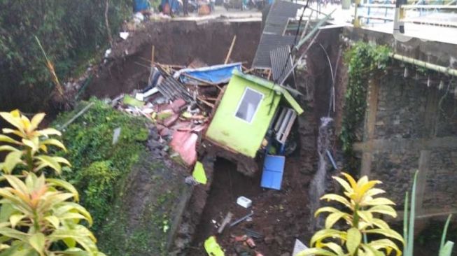 Cerita Satpam di Malang Ini Selamat Meski Sejam Terpendam Tanah Longsor