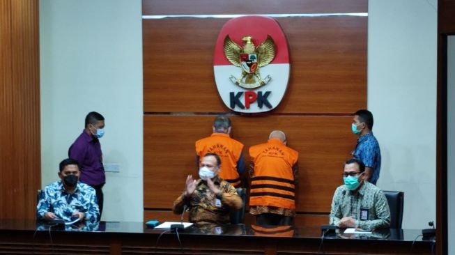 Ketua KPK Firli Bahuri menetapkan mantan Wali Kota Banjar Herman Sutrisno (HS) dan Direktur CV Prima Rahmat Wardi (RW) sebagai tersangka. [Suara.com/Welly Hidayat]