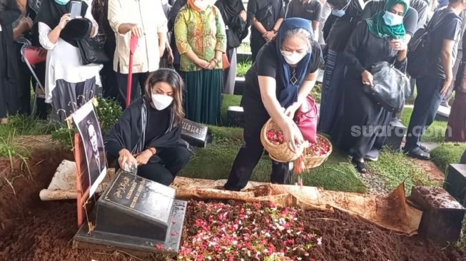 Prosesi pemakaman ayah Nirina Zubir, Zubir Amin [Suara.com/Adiyoga Priyambodo]