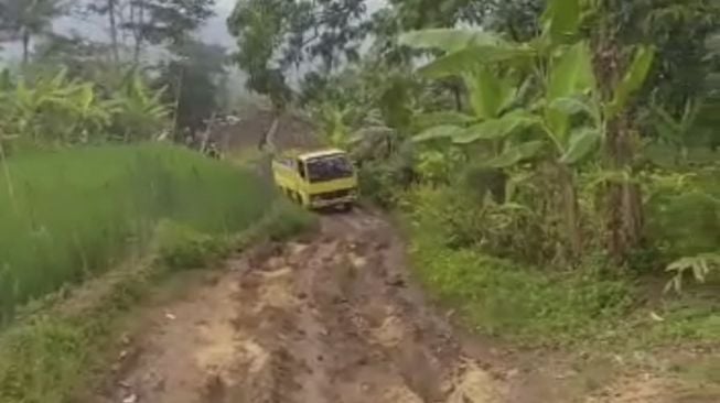 Belasan Tahun Jalan Antar Desa-Kecamatan di Cianjur Ini Tak Tersentuh Pembangunan