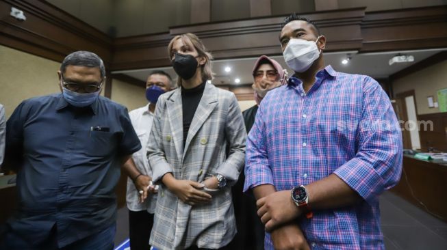 Aktris Nia Ramadhani bersama sang suami, Ardie Bakrie usai menjalani sidang kasus narkoba di Pengadilan Negeri Jakarta Pusat, Kamis (23/12/2021). [Suara.com/Alfian Winanto]