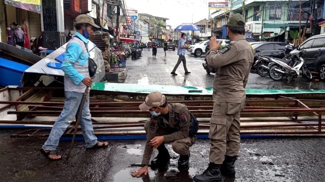 Diterjang Hujan Deras dan Angin Kencang, Gapura Kuliner Pasar Lama Roboh