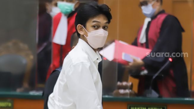 Selebgram Gaga Muhammad saat menjalani sidang kasus kecelakaan lalu lintas di Pengadilan Negeri Jakarta Timur, Kamis (23/12/2021). [Suara.com/Alfian Winanto]