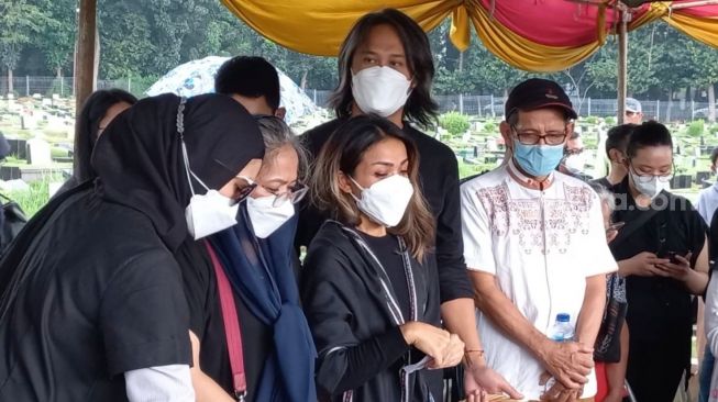 Prosesi pemakaman ayah Nirina Zubir, Zubir Amin [Suara.com/Adiyoga Priyambodo]