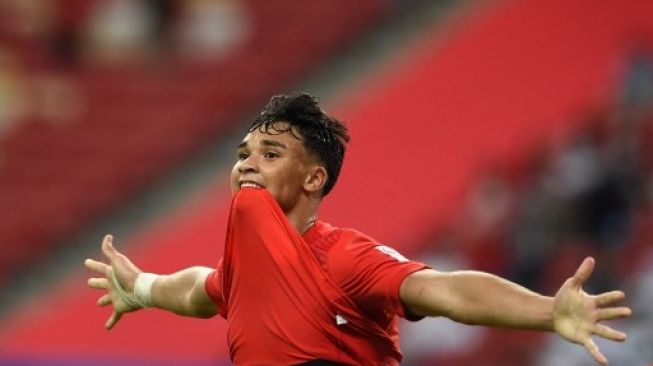 Striker Timnas Singapura Ikhsan Fandi merayakan golnya pada leg pertama pertandingan semifinal sepak bola Piala AFF Suzuki 2020 menghadapi Timnas Indonesia di National Stadium di Singapura pada 22 Desember 2021.Roslan RAHMAN / AFP