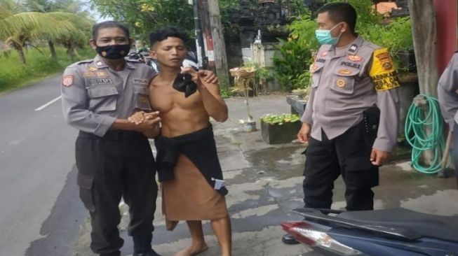 Seorang Pria Diduga ODGJ Resahkan Masyarakat di Canggu Bali