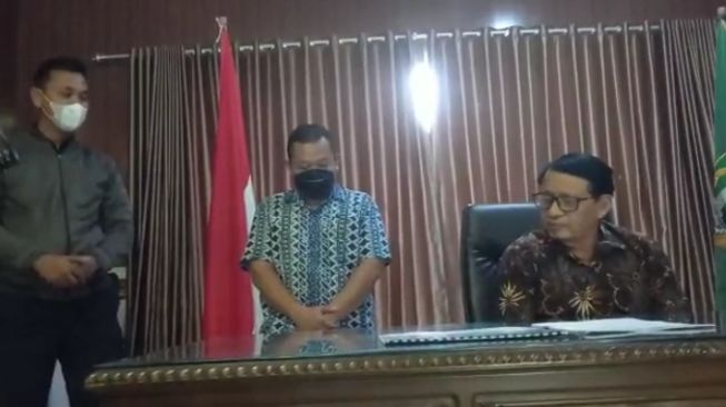 Gubernur Banten Wahidin Halim menanyakan situasi saat ruang kerja Gubernur Banten diterobos ratusan buruh, Rabu (22/12/2021) lalu.