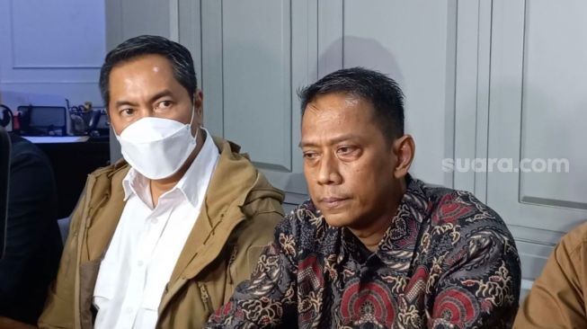 Doddy Sudrajat bersama Sunan Kalijaga ditemui di kawasan Brawijaya, Jakarta Selatan pada Kamis (23/12/2021) [Suara.com/Adiyoga Priyambodo]
