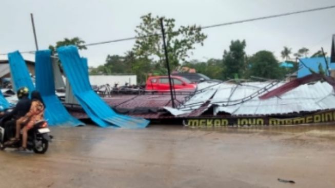 Hujan dan Angin Kencang Robohkan Bangunan Pencucian Mobil di Kendari