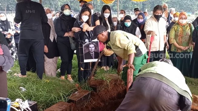 Prosesi pemakaman ayah Nirina Zubir, Zubir Amin [Suara.com/Adiyoga Priyambodo]